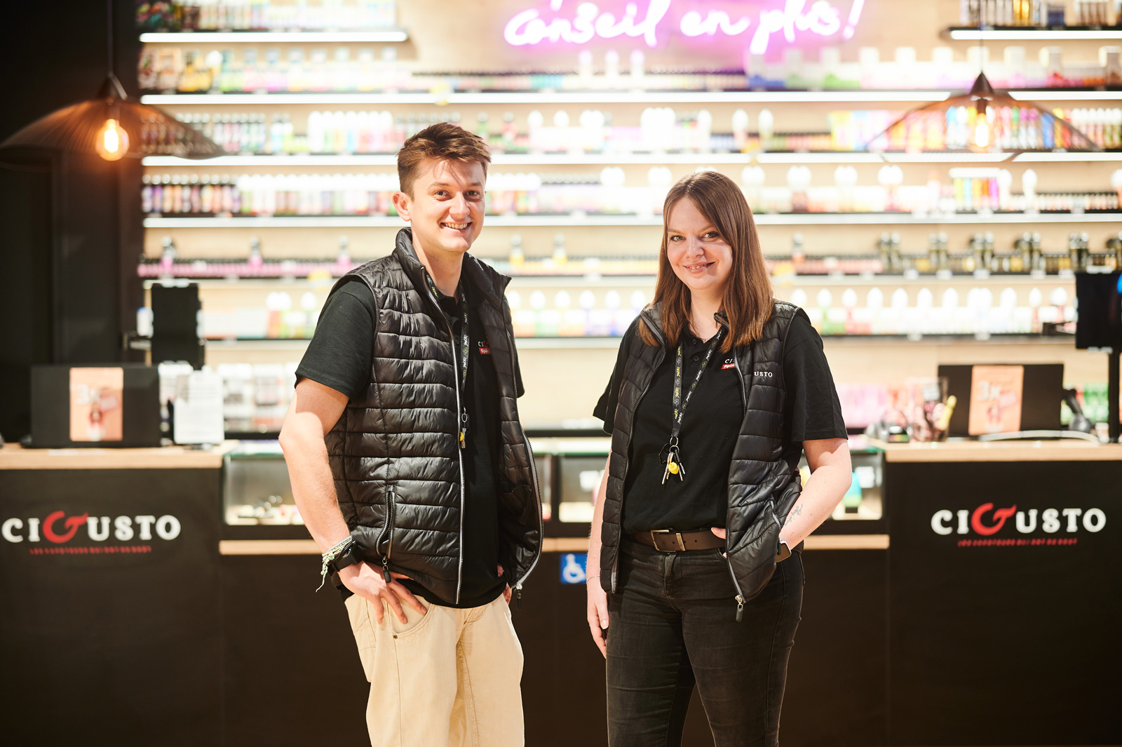 Équipe Cigusto en boutique : deux vapologues souriants